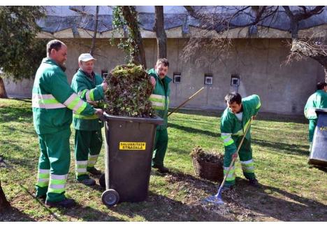 START "FURAT". Muncitorii RER Ecologic Service au început munca specifică primăverii de mai bine de două săptămâni, greblând iarba din parcuri şi pregătind terenul pentru noi însămânţări de gazon ori pentru plantări de flori 
